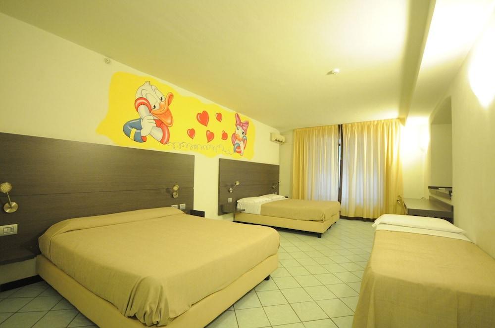 Hotel Tirreno Marina di Massa Exteriör bild