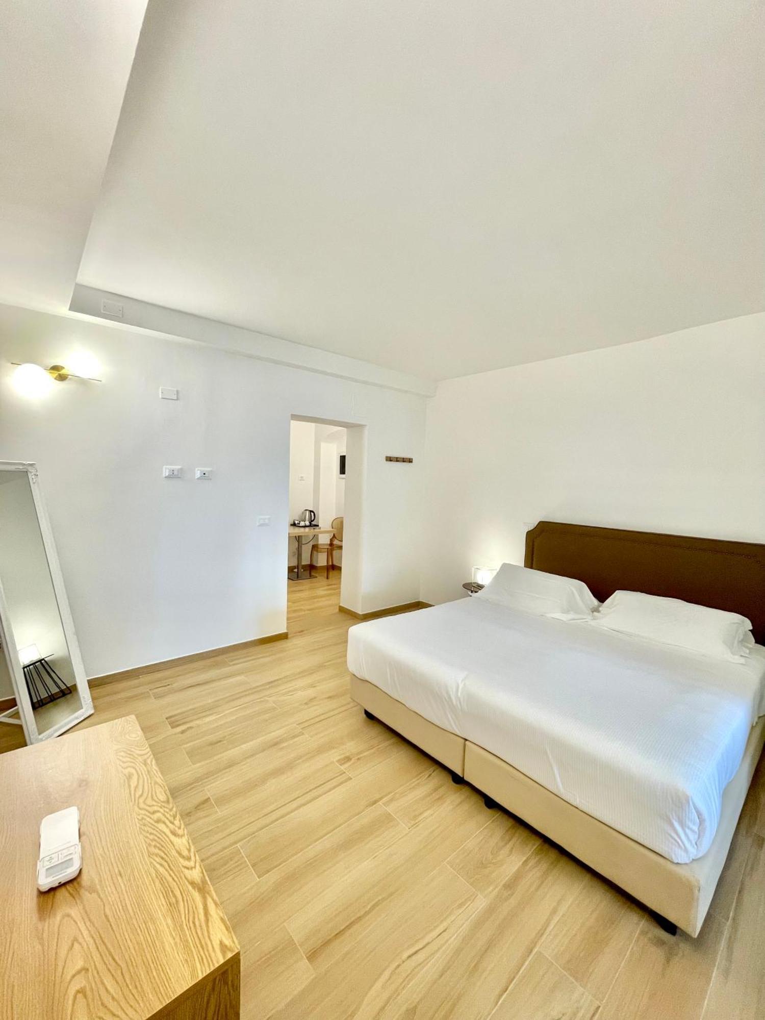 Hotel Tirreno Marina di Massa Exteriör bild